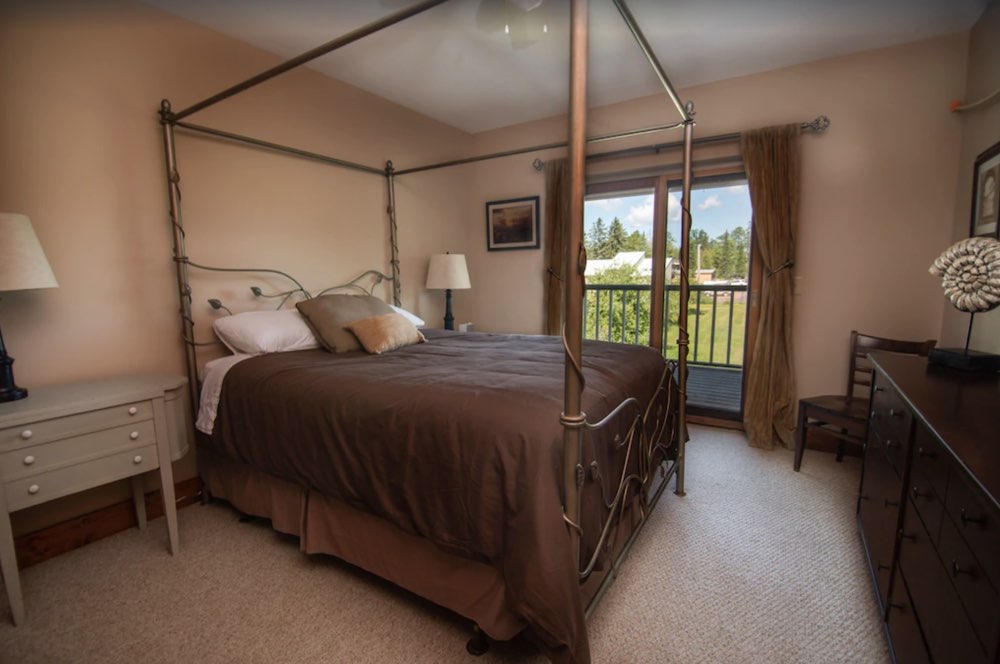 Four-poster bed in the Retreat